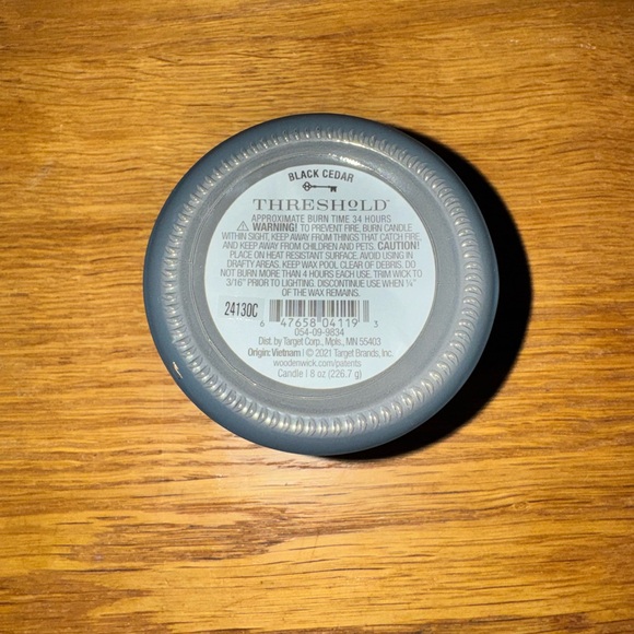 Black Cedar Crackling Wood Wick Candle - Picture 5 of 8